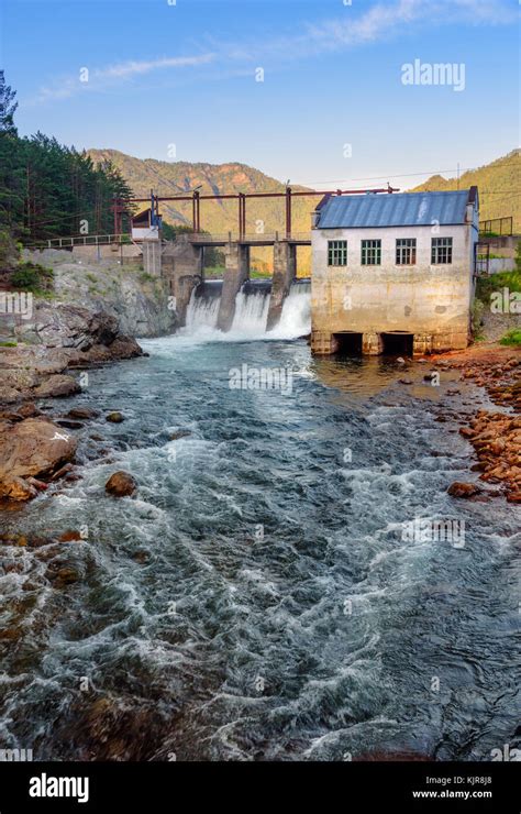 Antigua estación de energía hidroeléctrica en el río Chemal Chemal