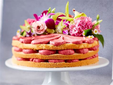 Blütenbekränzter Kirsch Naked Cake Rezept LECKER