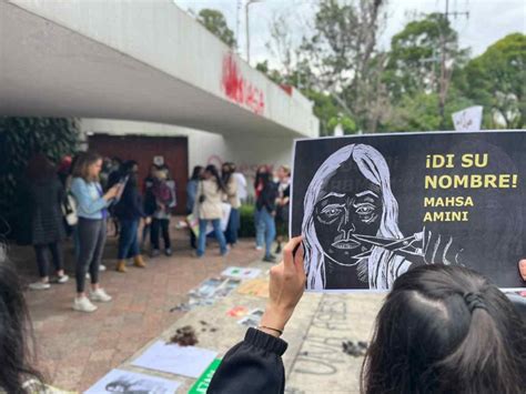 Por muerte de Mahsa Amini protestan frente a embajada de Irán en México