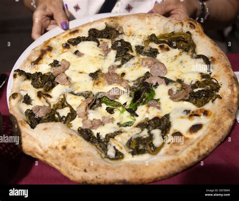 Pizza neapel -Fotos und -Bildmaterial in hoher Auflösung – Alamy