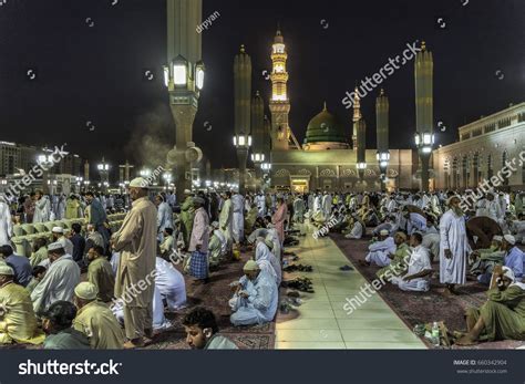 Pilgrims Waiting Isha Prayer Masjidil Nabawi Stock Photo 660342904