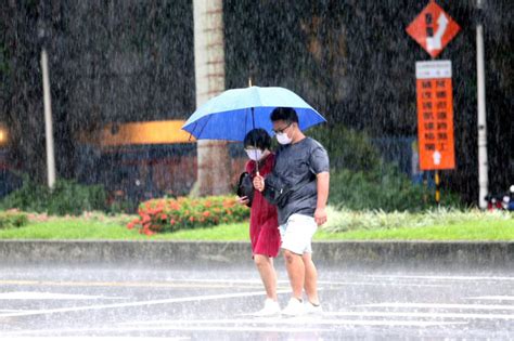 雨炸雙北「門外淹成小河」網哀號：乾脆穿泳褲出門 生活 中時新聞網