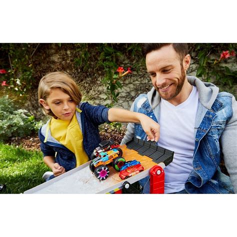 Игровой набор Хот Вилс Передвижной трамплин трасса для гонок Hot Wheels Monster Trucks