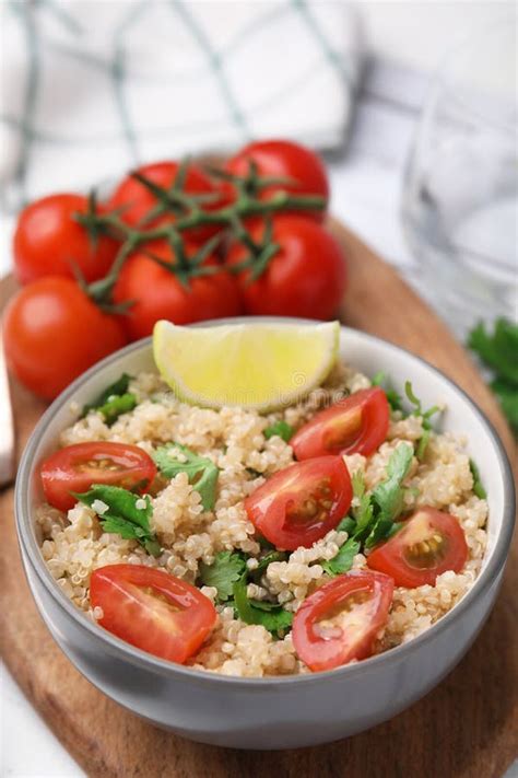 Deliciosa Ensalada De Quinua Con Perejil De Tomates Y Lima Servida En