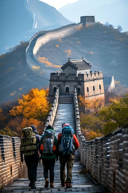 Foto De Amigos Caminhando Ao Longo Da Grande Muralha Da China Marco