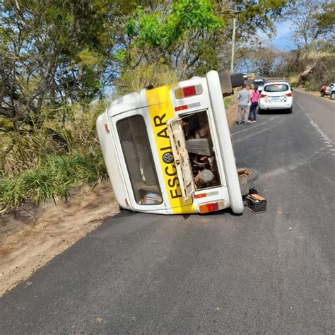 Van Escolar Tomba E Estudantes Ficam Feridos Em Estrada Vicinal De