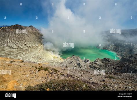 Ijen Crater Hi Res Stock Photography And Images Alamy