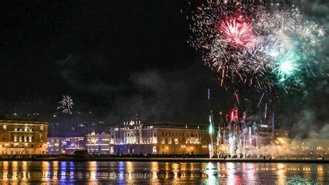 Trieste Capodanno Senza Botti Ma Con Fuochi Musicali Il Piccolo