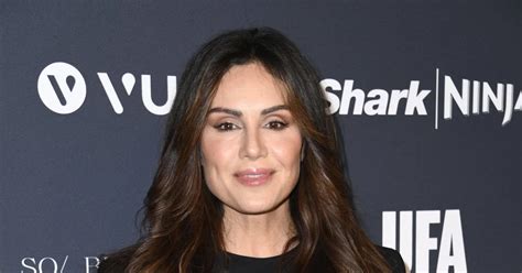 Unfassbar wunderschön Nazan Eckes im knappen schwarzen Bikini