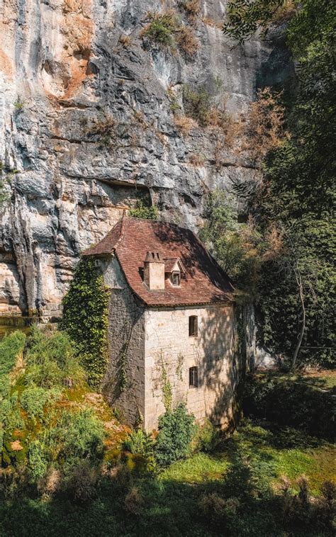 La Vall E Du C L Entre Falaises Et Maisons Troglodytes