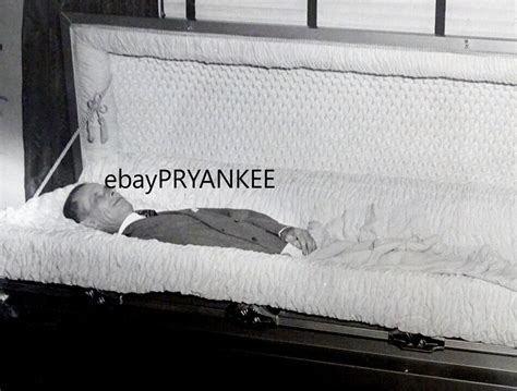 9 Celebrites Who Had Open Casket Funerals Elvis Presley Funeral Funeral Funeral Caskets ...