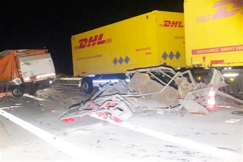 Unfall A61 DHL Laster Baut Schweren Unfall Auf Der A61 Vollsperrung