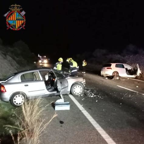 Dos heridos uno en estado crítico tras un accidente entre dos coches