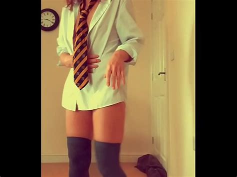 Pequeña colegiala milf Brit se orina desesperada fan de cosplay solicitado XVIDEOS