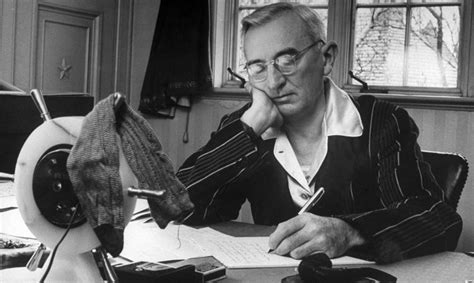 О чем рассказывает в книге «Как заводить друзей» Дейл Карнеги?