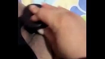 Gime Mientras Se Mete Un Dildo XVIDEOS