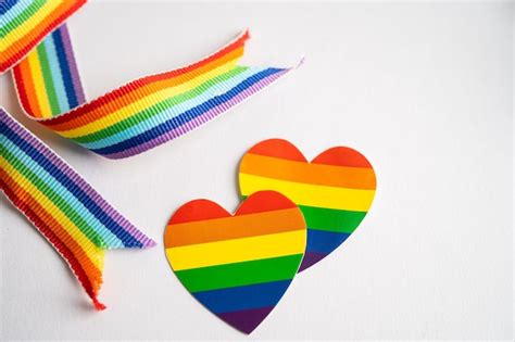 Lgbt arco iris colorido bandera corazón y cinta símbolo de lesbiana gay bisexual transgénero