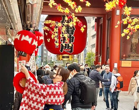 今日の浅草。 仲見世の店舗がオープン前からいろんな国の方々が雷門をくぐって本堂に向かってます。 11月12日19日には雷門前の浅草文化観光