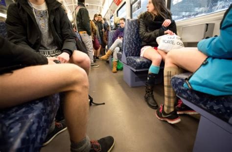 Fotostrecke No Pants Subway Ride Unten Ohne In Der U Bahn Panorama