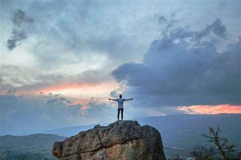 图片素材 人 景观 海 性质 岩 地平线 云 天空 日出 日落 阳光 早上 爬坡道 风 黎明 山脉 黄昏