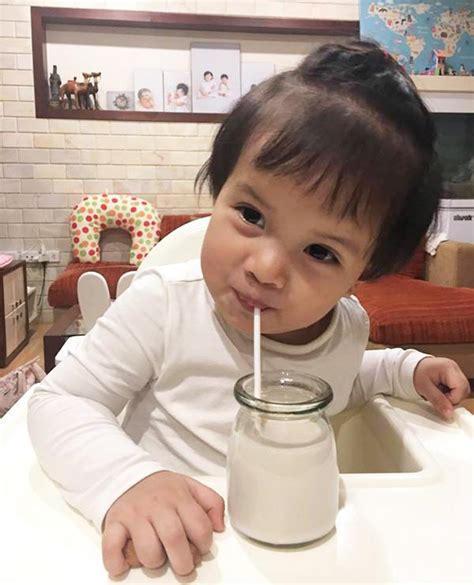 Hot mom Minh Trang tự tay làm sữa hạnh nhân con gái thích mê uống khi còn ấm hôi hổi