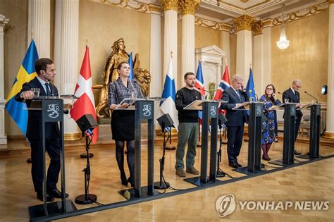 핀란드서 열린 북유럽 5개국 정상회담 참석한 우크라 대통령 연합뉴스