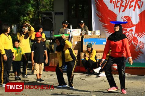 Polwan Dan Kowad Berbagi Keceriaan Bersama Anak Anak Di Gkjw Times