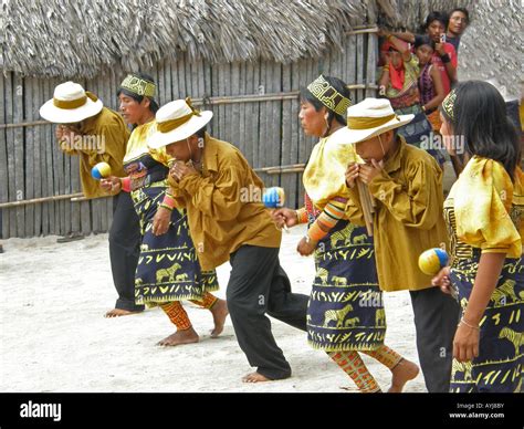 Kuna Indians Doing A Traditional Dance Stock Photo Alamy