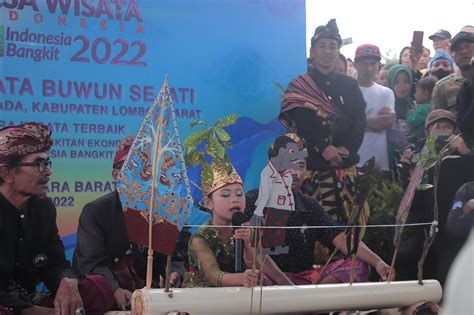 Dalang Cilik Sambut Kedatangan Menteri Sandi Ke Desa Wisata Buwun