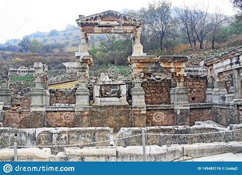 Fuente De Trajan En Las Ruinas De Ephesus Turqu A Foto De Archivo