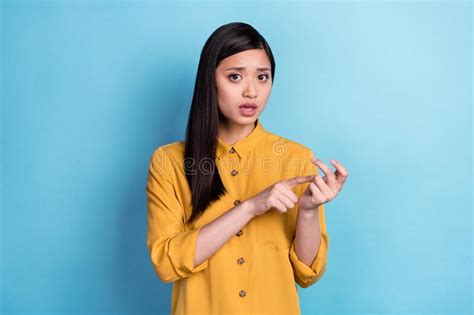 Foto De Una Joven Y Agradable Dama De Brunette Cuenta Usar Camisa Amarilla Con Fondo De Color