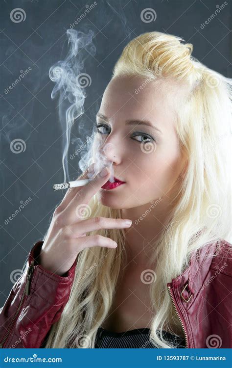 Jeune Fille De Fumage Blonde De Mode De Cigarette Image Stock Image Du Dame Heureux