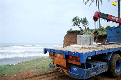 Atasi Abrasi Pengaman Pantai Lais Bengkulu Utara Dibangun Majalah Lintas