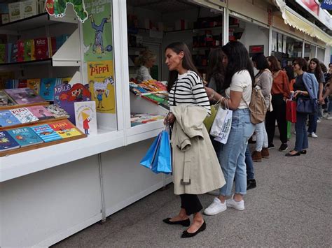 La Reina Letizia Se Cuela En La Feria Del Libro De Madrid