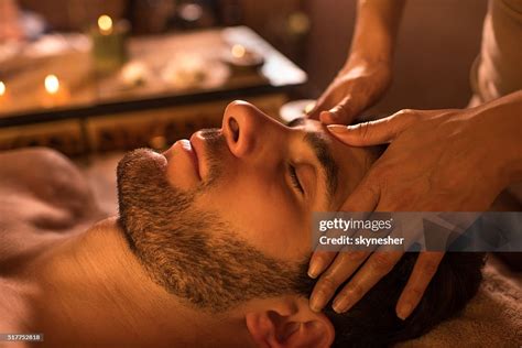 Nahaufnahme Eines Mannes Über Gesichtsbehandlung Massage Im Spa Stock Foto Getty Images