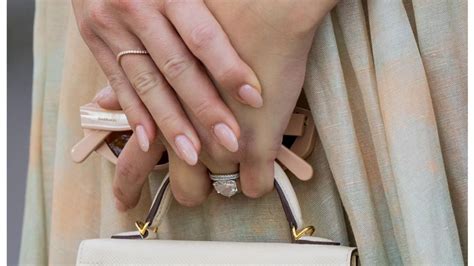 Dale un respiro a tus uñas con el estilo Naked Nails es una manicura