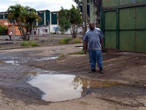 G1 Buracos Dificultam O Trânsito De Veículos Em Bairro De Piracicaba