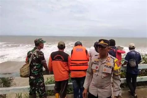 Kronologi Wna Dan Wni Hilang Terseret Ombak Pantai Selatan Malang