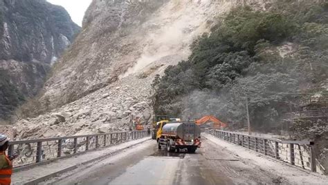 中橫公路流芳橋路段大規模坍方 道路中斷機具搶修 生活 中央社 Cna