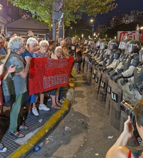 Brutal Represión En El Congreso A Manifestantes Jubilados Periodistas