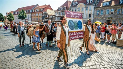 Lebensfroh und bunt Umzug zur Mühlhäuser Kirmes