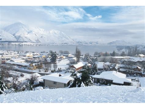 Lake Wanaka covered in snow perfect for ski guide tours with Southern Guides - Discover Wanaka