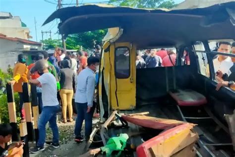 Angkot Nekat Terobos Palang Pintu Kereta Empat Orang Meninggal Dunia