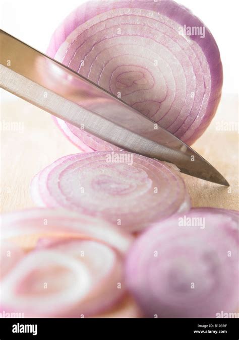 slicing an onion Stock Photo - Alamy