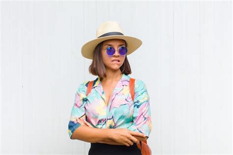 Mujer latina dudando o pensando mordiéndose el labio y sintiéndose insegura y nerviosa