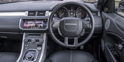 Range Rover Evoque Interior & Infotainment | carwow