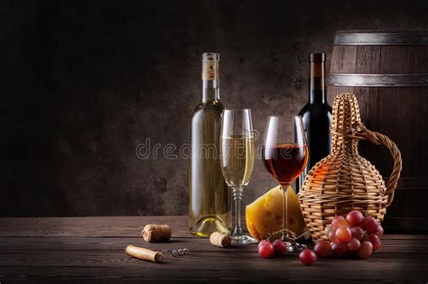 Do Vinho Vida Ainda Em Uma Tabela De Madeira Imagem De Stock Imagem