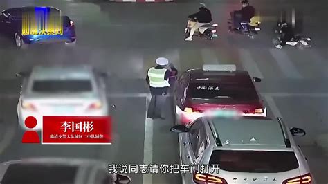 出租司机昏迷车内民警破窗救援：群众还送来速效救心丸，给其服下 手机新浪网