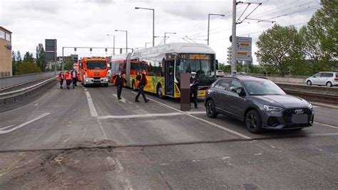 Unfall Mit Linienbus In Bad Cannstatt X1 Kracht In Audi Zwei