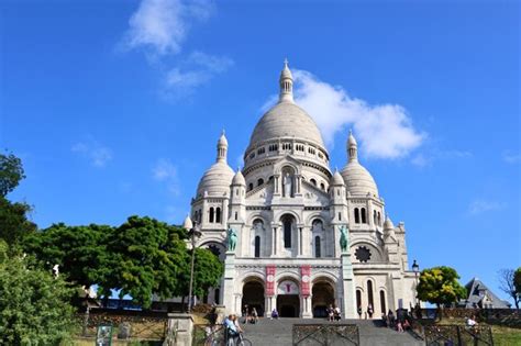 Premium Photo | Montmartre sacre coeur